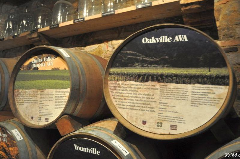 Бочки с этикетками «Oakville AVA» и «Chiles Valley District AVA» в Castello Di Amorosa